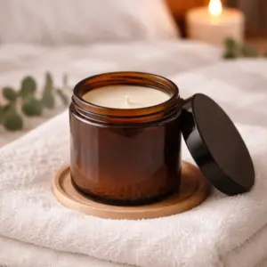 Bougie parfumée artisanale 120 ml en pot de verre ambré avec couvercle, fabriquée à Cholet par L’Univers Magique